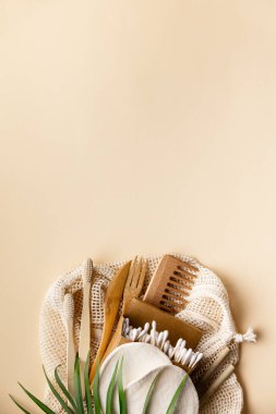 Renkli arka planda çevre dostu tuvalet malzemeleri ve banyo ürünleri seti.