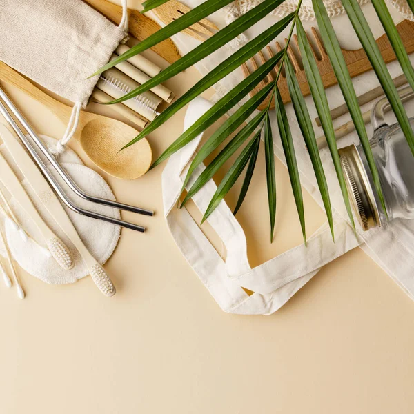 綿の袋、竹のカレー、ガラス瓶、竹の歯ブラシ、ヘアブラシと色の背景にストロー、フラットレイアウト. — ストック写真