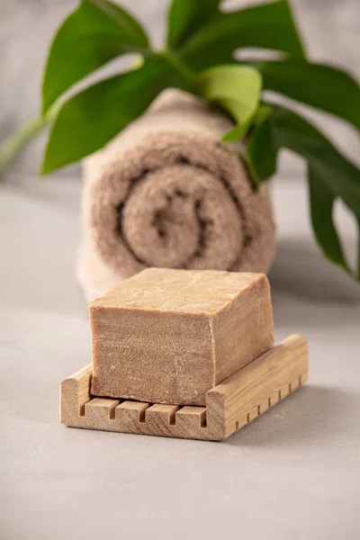 Mýdlo a ručník zblízka, Lázně a relaxační koncept — Stock fotografie