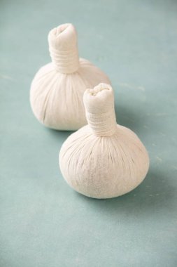 Masaj toplarını mavi arkaplanda sıkıştırır.