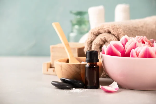 Acessórios para procedimentos de spa. ingredientes naturais e flores — Fotografia de Stock