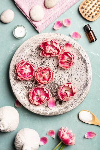 Set plano de tratamiento spa con flores rosas — Foto de Stock