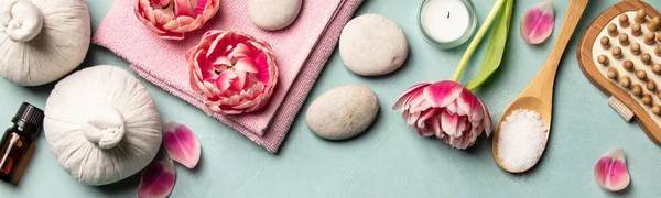 Colocação plana de tratamento de spa conjunto com flores rosa — Fotografia de Stock