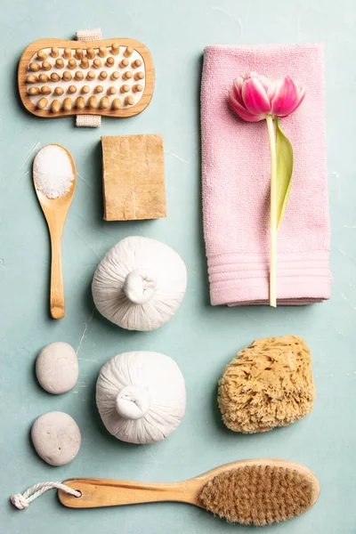 Lapos laikus spa kezelés készlet rózsaszín virágok — Stock Fotó