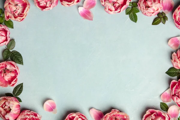 Border of beautiful pink tulips on blue shabby chic background — Stock Photo, Image