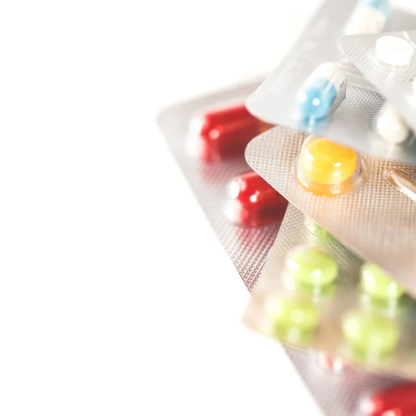 Comprimidos, comprimidos e cápsulas de medicamentos variados sobre fundo branco — Fotografia de Stock