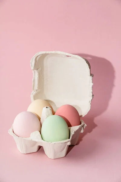 Composición de Pascua sobre fondo pastel rosa — Foto de Stock