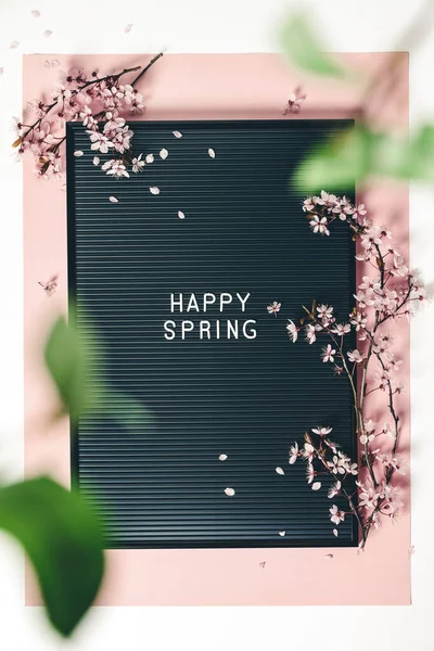 Fond de Pâques avec planche à lettres et fleurs de printemps — Photo