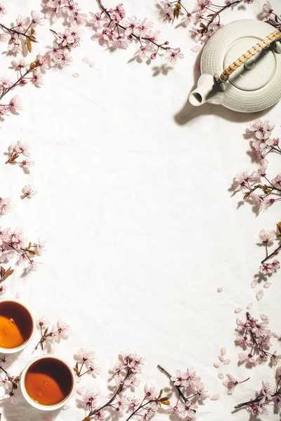 Frontera de primavera con flores de cerezo en servilleta de lino blanco — Foto de Stock