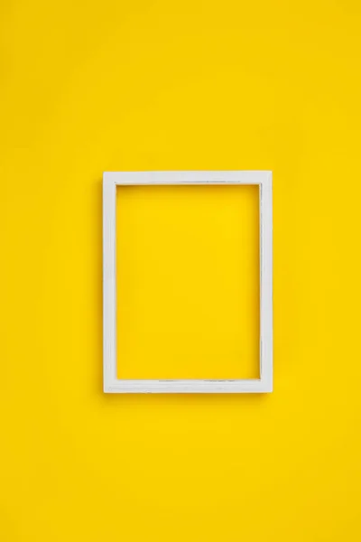Біла вінтажна рамка на жовтому тлі, простір для тексту — стокове фото