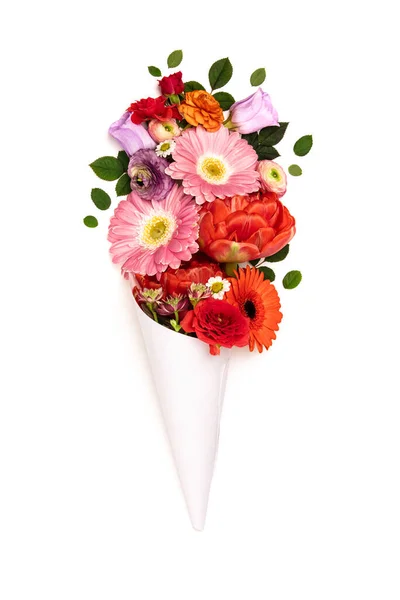 Ramo de flores en cono de papel sobre fondo blanco — Foto de Stock