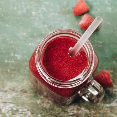 Kırsal arka planda dut püresi, düz uzanma