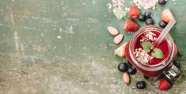 Berry smoothie rusztikus háttérrel, másolás tér — Stock Fotó
