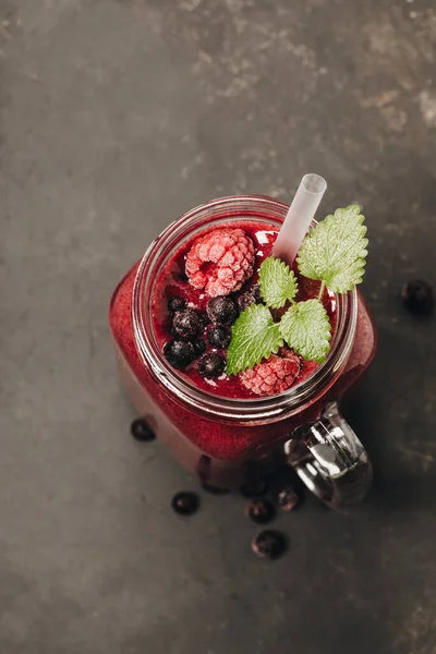 Smoothie Berry σε ρουστίκ φόντο, κορυφαία προβολή — Φωτογραφία Αρχείου