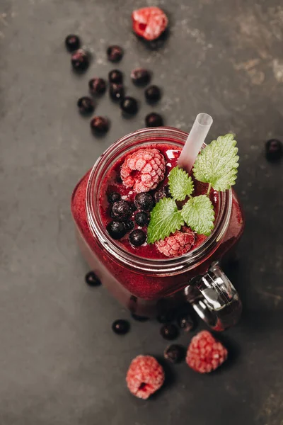 Berry smoothie op rustieke achtergrond, bovenaanzicht — Stockfoto