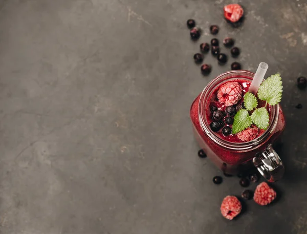 Smoothie Berry σε ρουστίκ φόντο, κορυφαία προβολή — Φωτογραφία Αρχείου