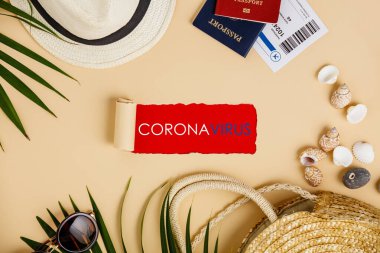 Coronavirus ve seyahat konsepti. Pasaportlar, uçak biletleri ve seyahat sembolleri düz.