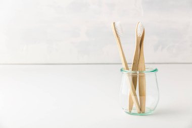 Cam kavanozda tahta bambu diş fırçaları