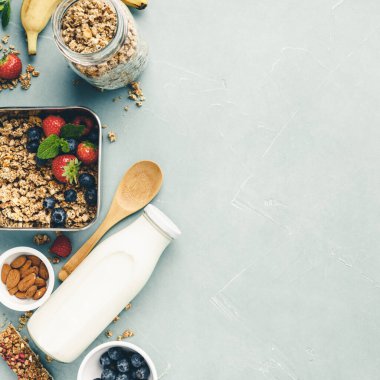 Sağlıklı kahvaltı için gerekli malzemeleri içeren metal bir kap.