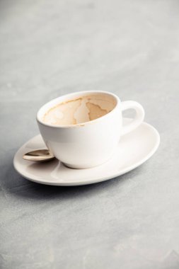 Beton arka planda içkiden sonra boş kahve fincanı