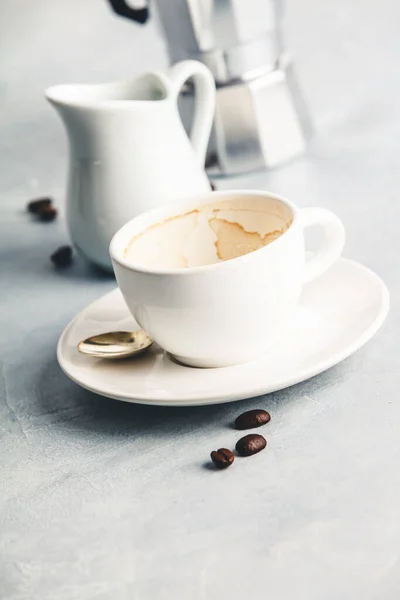 Taza de café vacía después de beber sobre fondo de hormigón — Foto de Stock