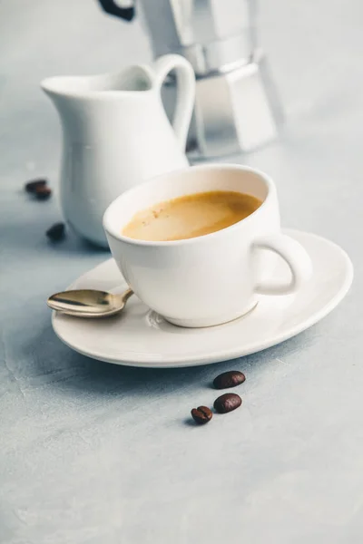 加牛奶和咖啡机的白杯咖啡浓缩咖啡 — 图库照片