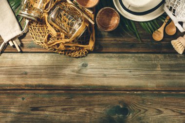 Sıfır atık, alışveriş veya seyahat konsepti. Tekstil eko torbaları, cam kavanozlar ve ahşap arka planda ekolojik ürünler ve metin için kopya alanı.