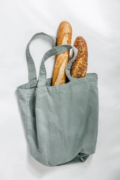 Baguete fresca em saco de algodão. Produtos de padaria. Embalagem amigável . — Fotografia de Stock