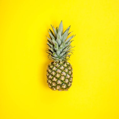 Sarı arka planda ananas. Yaz kavramı. Düz yatıyordu