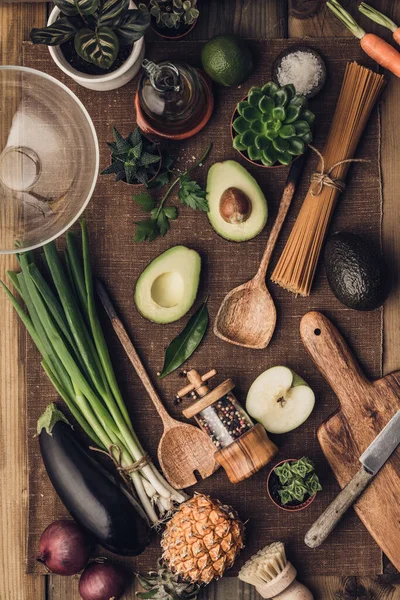 Verse biologische ingrediënten voor salade maken op rustieke achtergrond — Stockfoto