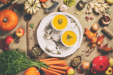 Sebze ya da balkabağı çorbası ve malzemeler üst tarafta duruyordu.