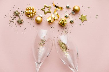 Kutlamanın düzleşmesi. Şampanya kadehleri ve Noel süsü.