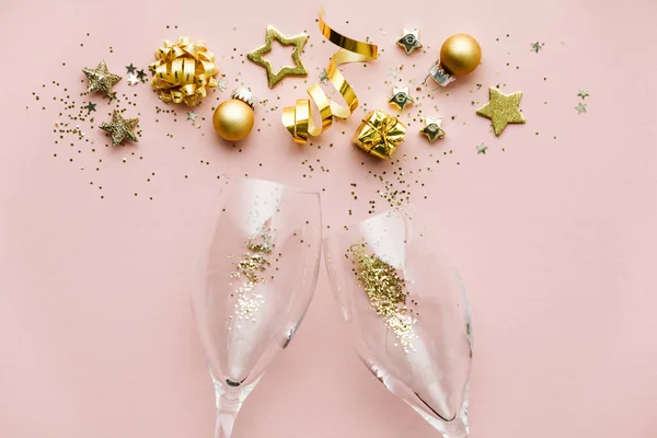 Piso laico de Celebración. Copas de champán y decoración navideña — Foto de Stock