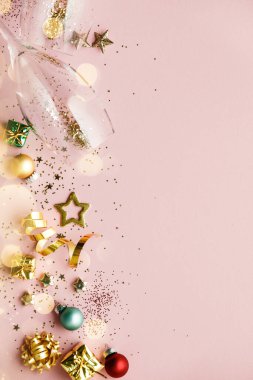 Kutlamanın düzleşmesi. Şampanya kadehleri ve Noel süsü.