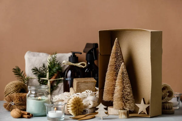 Cadeaux enveloppés de tissu, soins du corps de beauté zéro déchet et articles de nettoyage de maison et décorations de Noël en bois — Photo