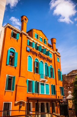 Venice, İtalya - 17 Ağustos 2016: Ünlü mimari anıtları ve renkli cephe eski ortaçağ binaları yakın çekim 17 Ağustos 2016 Venedik, İtalya. 