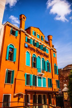 Venice, İtalya - 17 Ağustos 2016: Ünlü mimari anıtları ve renkli cephe eski ortaçağ binaları yakın çekim 17 Ağustos 2016 Venedik, İtalya. 