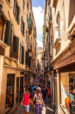 Venice, İtalya - 17 Ağustos 2016: Turist Venedik, İtalya için 17 Ağustos 2016 üzerinde Venedik sokaklarında.