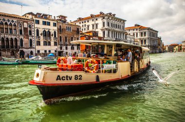 Venice, İtalya - 17 Ağustos 2016: Üzerinde 17 Ağustos 2016 Venedik Venedik, İtalya Grand Canal, Vaporetto (yolcu tekne).