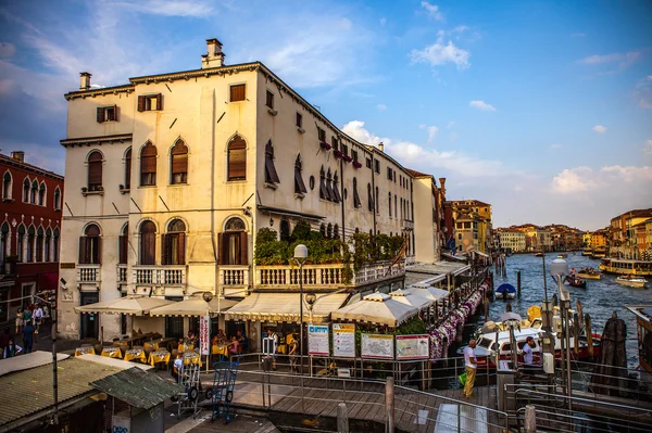 VENECIA, ITALIA - 17 DE AGOSTO DE 2016: Vista sobre el paisaje urbano del Gran Canal el 17 de agosto de 2016 en Venecia, Italia . —  Fotos de Stock