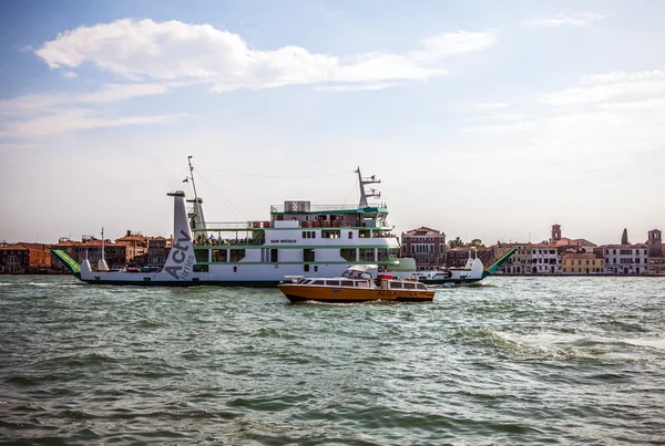 Venice, İtalya - 17 Ağustos 2016: Üzerinde 17 Ağustos 2016 Venedik Venedik, İtalya Grand Canal, Vaporetto (yolcu tekne). — Stok fotoğraf