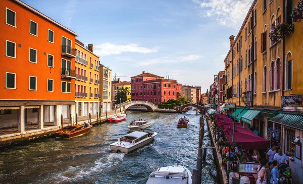 VENISE, ITALIE - 17 AOÛT 2016 : Vue sur le paysage urbain du Grand Canal le 17 août 2016 à Venise, Italie . — Photo