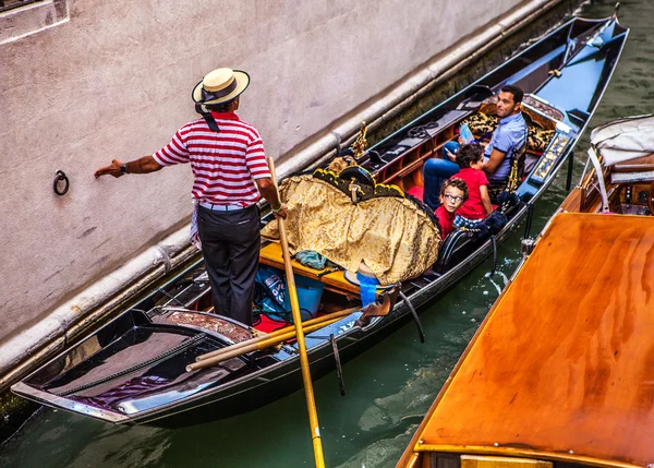 WENICE, WŁOCHY - 17 sierpnia 2016: Tradycyjne gondole na wąskim kanale zbliżeniowym 17 sierpnia 2016 w Wenecji, Włochy. — Zdjęcie stockowe