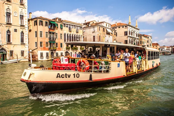 VENICE, ITALY - AUGUST 17, 2016: Vaporetto (passanger boat) at Grand Canal in Venice on August 17, 2016 in Venice, Italy. — Stock Photo, Image