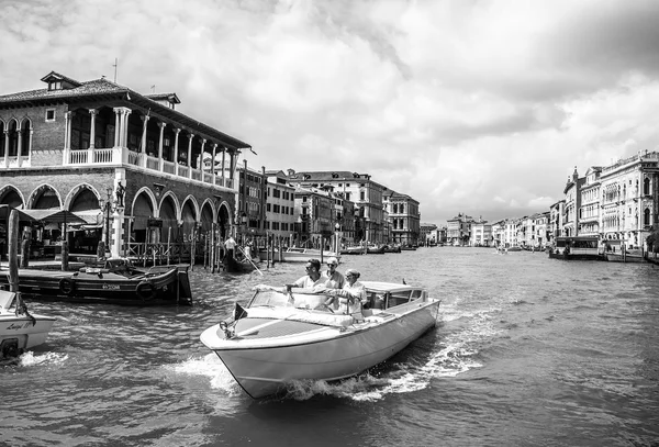 ヴェネツィア、イタリアで、高速旅客船を 2016 年 8 月 17 日にヴェネツィアのチャンネル移動ヴェネツィア, イタリア - 2016 年 8 月 17 日。. — ストック写真