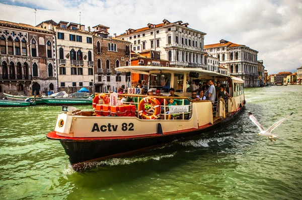 Venedig, Italien - 17 augusti 2016: Vaporetto (passanger båt) vid Canal Grande i Venedig den 17 augusti 2016 i Venedig, Italien. — Stockfoto
