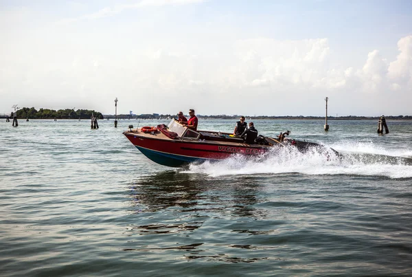 Venice, İtalya - 17 Ağustos 2016: Yüksek hızlı yolcu tekne Venedik kanallarında 17 Ağustos 2016 yılında Venedik, İtalya'da taşır. — Stok fotoğraf