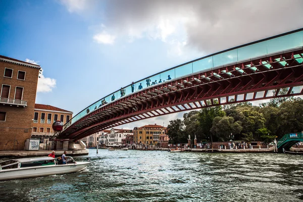 VENECIA, ITALIA - 17 DE AGOSTO DE 2016: Vista sobre el paisaje urbano del Gran Canal el 17 de agosto de 2016 en Venecia, Italia . —  Fotos de Stock