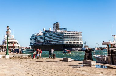 Venice, İtalya - 17 Ağustos 2016: Cruise gemisiyle 17 Ağustos 2016 Grand Canal'da Venedik, İtalya. 