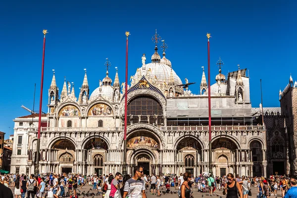 VENICE, ITALY - AUGUST 17, 2016: Tourists on streets of Venice on August 17, 2016 in Venice, Italy. — Stock Photo, Image